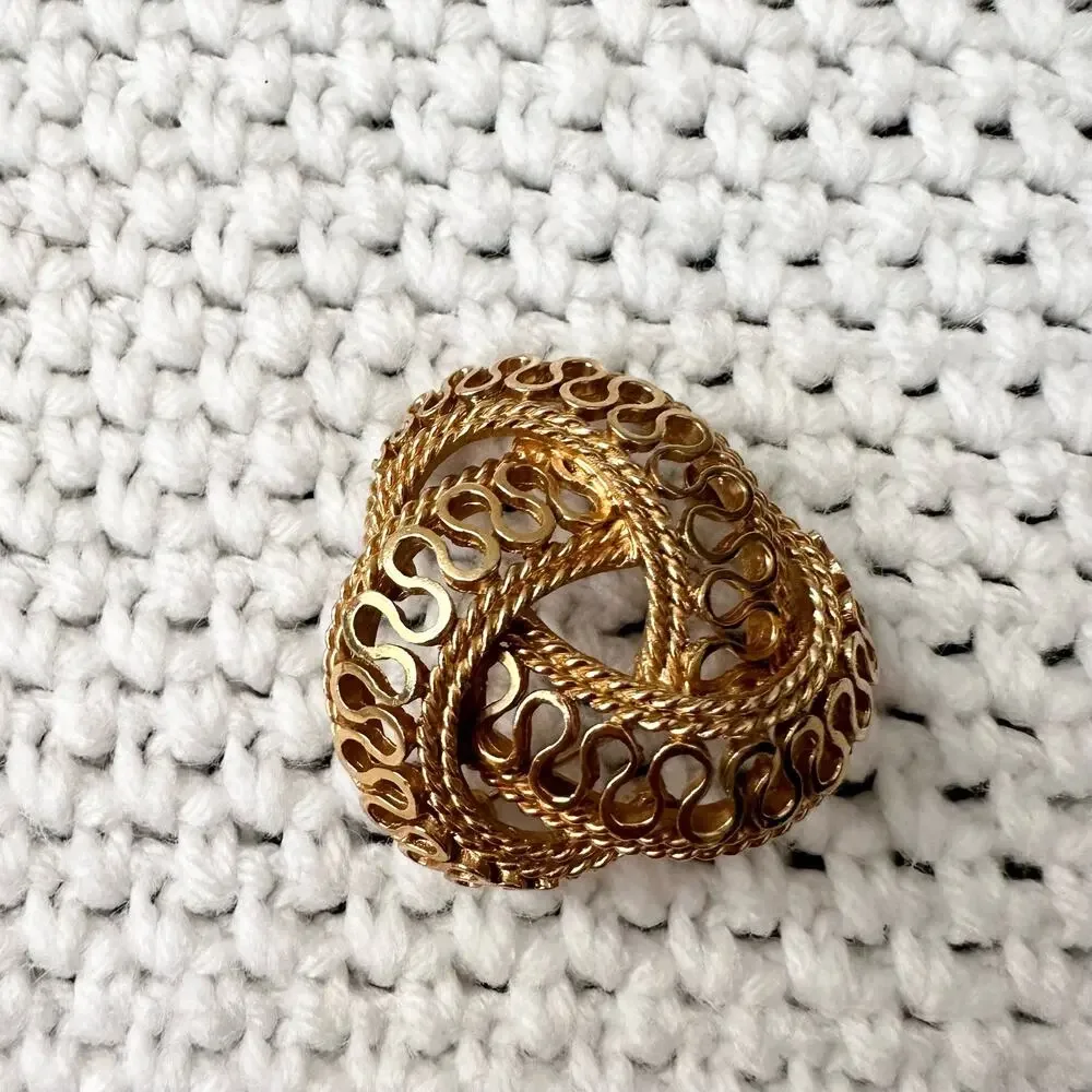 Boucher Vintage Gold Tone 9126 Gold Triple Knot Loop Brooch Pin Signed Luxury